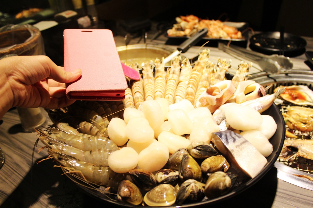 台北火鍋 東區美食 火鍋燒烤吃到飽推薦 好客餐飲集團-海鮮燒肉 火鍋 沙拉吧 花式調酒、Live演唱 蝦子吃到飽  好客─音樂料理 / 北市基隆路一段163號B1F