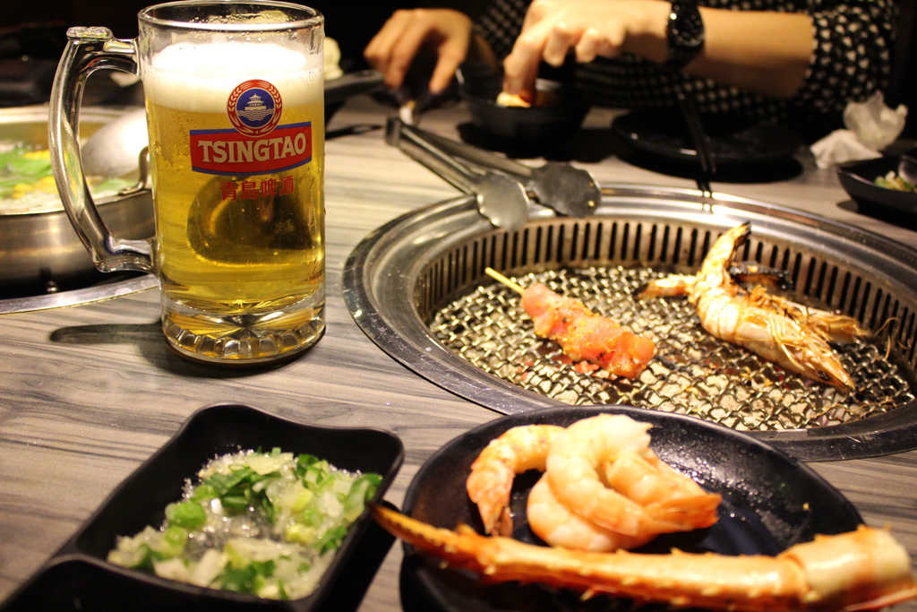 台北火鍋 東區美食 火鍋燒烤吃到飽推薦 好客餐飲集團-海鮮燒肉 火鍋 沙拉吧 花式調酒、Live演唱 蝦子吃到飽  好客─音樂料理 / 北市基隆路一段163號B1F