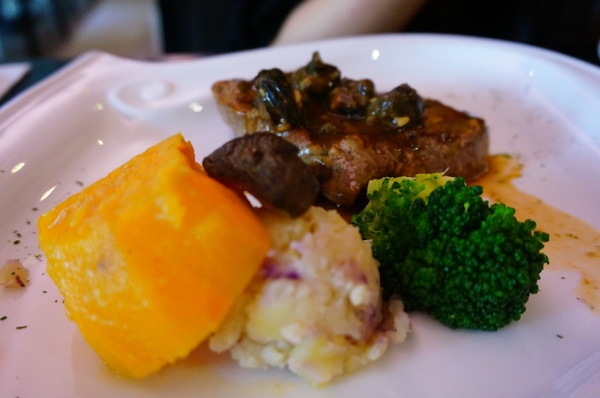 小紅蕃薯Yammy Cafe:【台北.南京東路站】小紅蕃薯 Yammy Cafe-『壽星首選!氣氛佳』