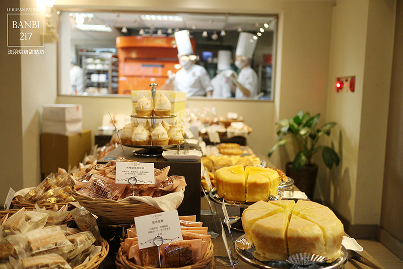 Banbi217 美食旅遊: [Le Ruban Pâtisserie 法朋法式烘焙甜點坊]令人瘋狂的排隊好吃蛋糕,草莓季推出草莓蛋糕捲、草莓塔、草莓蛋糕(捷運信義線信義安和站美食與下午茶)