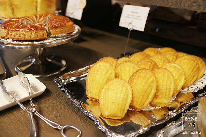 Banbi217 美食旅遊: [Le Ruban Pâtisserie 法朋法式烘焙甜點坊]令人瘋狂的排隊好吃蛋糕,草莓季推出草莓蛋糕捲、草莓塔、草莓蛋糕(捷運信義線信義安和站美食與下午茶)