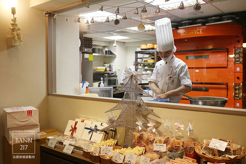 Banbi217 美食旅遊: [Le Ruban Pâtisserie 法朋法式烘焙甜點坊]令人瘋狂的排隊好吃蛋糕,草莓季推出草莓蛋糕捲、草莓塔、草莓蛋糕(捷運信義線信義安和站美食與下午茶)