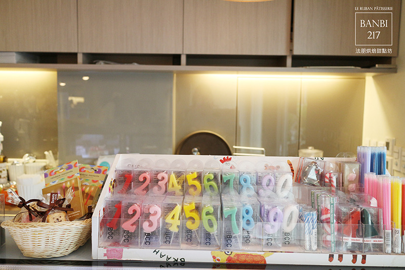 Banbi217 美食旅遊: [Le Ruban Pâtisserie 法朋法式烘焙甜點坊]令人瘋狂的排隊好吃蛋糕,草莓季推出草莓蛋糕捲、草莓塔、草莓蛋糕(捷運信義線信義安和站美食與下午茶)