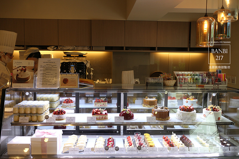 Banbi217 美食旅遊: [Le Ruban Pâtisserie 法朋法式烘焙甜點坊]令人瘋狂的排隊好吃蛋糕,草莓季推出草莓蛋糕捲、草莓塔、草莓蛋糕(捷運信義線信義安和站美食與下午茶)