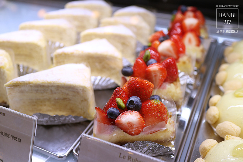 Banbi217 美食旅遊: [Le Ruban Pâtisserie 法朋法式烘焙甜點坊]令人瘋狂的排隊好吃蛋糕,草莓季推出草莓蛋糕捲、草莓塔、草莓蛋糕(捷運信義線信義安和站美食與下午茶)