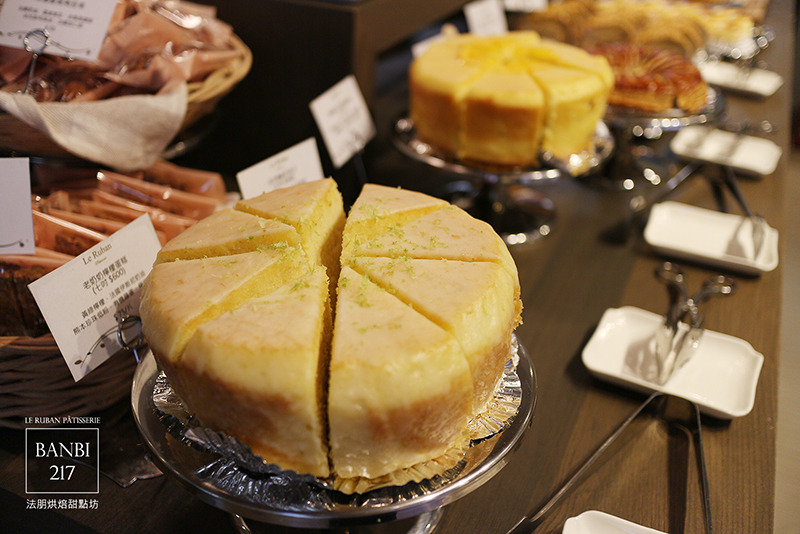 Banbi217 美食旅遊: [Le Ruban Pâtisserie 法朋法式烘焙甜點坊]令人瘋狂的排隊好吃蛋糕,草莓季推出草莓蛋糕捲、草莓塔、草莓蛋糕(捷運信義線信義安和站美食與下午茶)