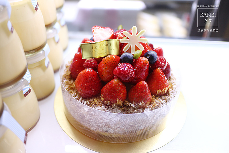 Banbi217 美食旅遊: [Le Ruban Pâtisserie 法朋法式烘焙甜點坊]令人瘋狂的排隊好吃蛋糕,草莓季推出草莓蛋糕捲、草莓塔、草莓蛋糕(捷運信義線信義安和站美食與下午茶)