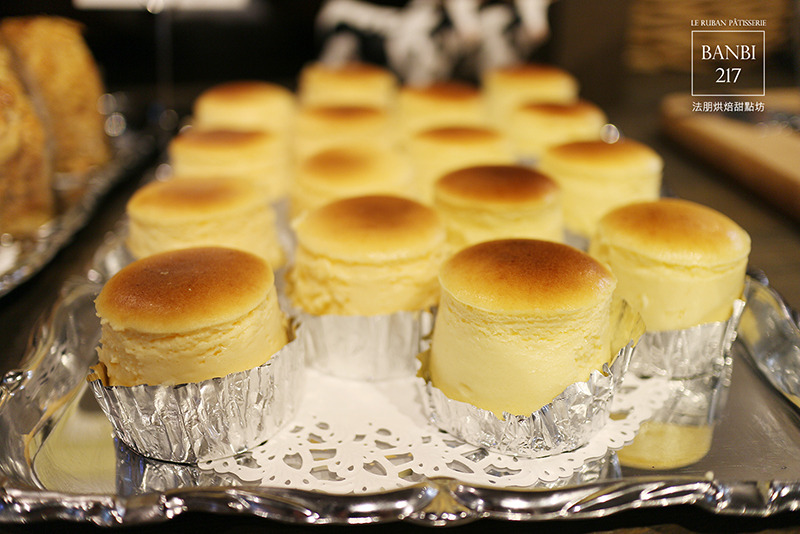 Banbi217 美食旅遊: [Le Ruban Pâtisserie 法朋法式烘焙甜點坊]令人瘋狂的排隊好吃蛋糕,草莓季推出草莓蛋糕捲、草莓塔、草莓蛋糕(捷運信義線信義安和站美食與下午茶)