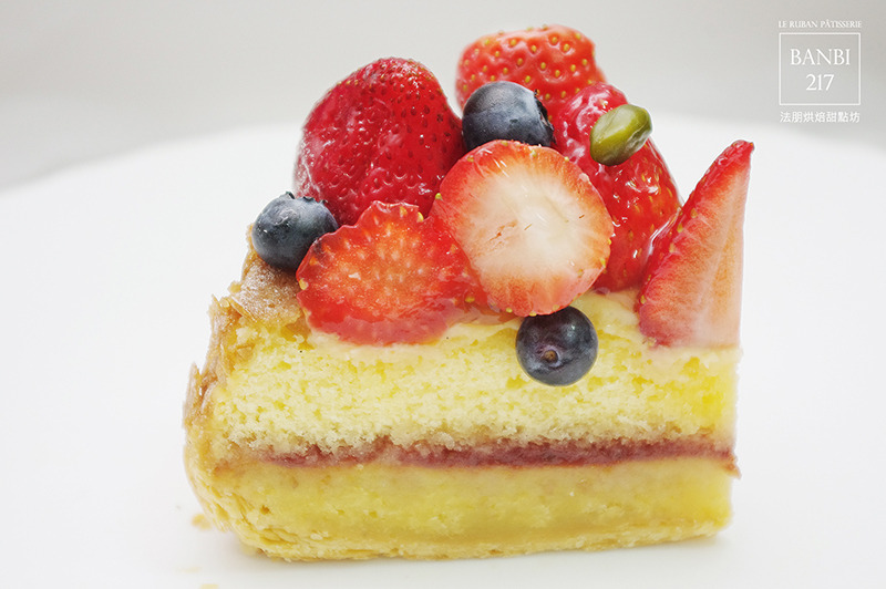 Banbi217 美食旅遊: [Le Ruban Pâtisserie 法朋法式烘焙甜點坊]令人瘋狂的排隊好吃蛋糕,草莓季推出草莓蛋糕捲、草莓塔、草莓蛋糕(捷運信義線信義安和站美食與下午茶)