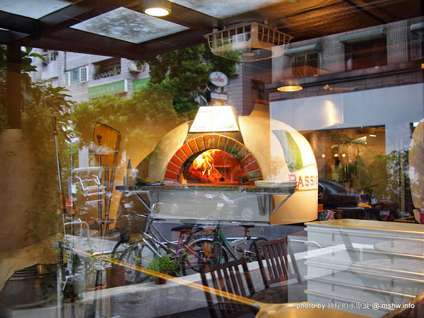 PASSIONE 帕希諾窯烤拿坡里披薩專門店：【食記】台北大安-PASSIONE 帕希諾手工窯烤拿坡里披薩專門店 : 餅皮再Q彈點會更好!