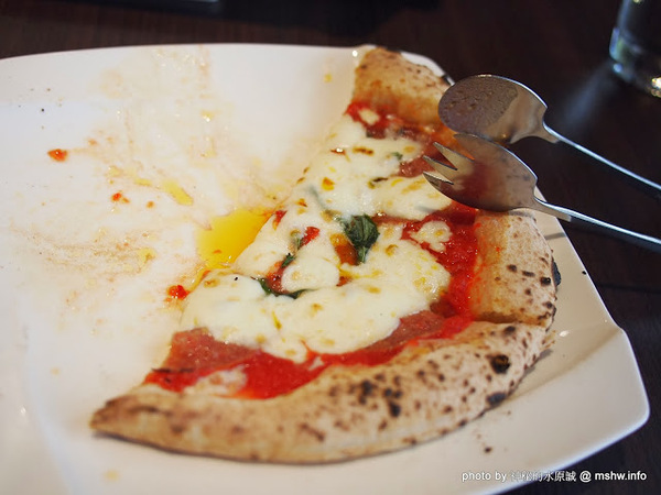 PASSIONE 帕希諾窯烤拿坡里披薩專門店：【食記】台北大安-PASSIONE 帕希諾手工窯烤拿坡里披薩專門店 : 餅皮再Q彈點會更好!