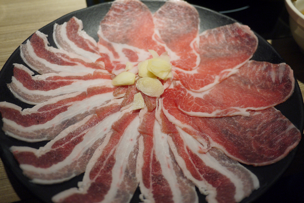 豚膳黑豚料理專賣店：【豚膳黑豚料理專賣店】柚香四溢！嚴選黑豚肉讓人一吃便停不了口啊！