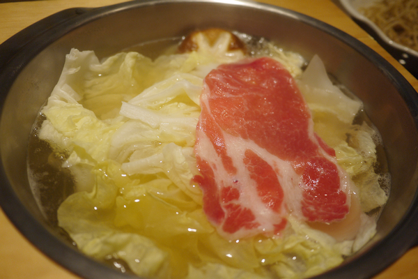 豚膳黑豚料理專賣店：【豚膳黑豚料理專賣店】柚香四溢！嚴選黑豚肉讓人一吃便停不了口啊！