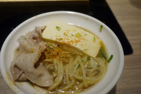 豚膳黑豚料理專賣店：【豚膳黑豚料理專賣店】柚香四溢！嚴選黑豚肉讓人一吃便停不了口啊！