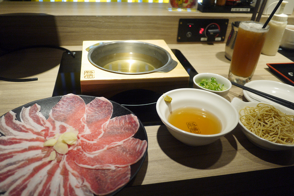 豚膳黑豚料理專賣店：【豚膳黑豚料理專賣店】柚香四溢！嚴選黑豚肉讓人一吃便停不了口啊！