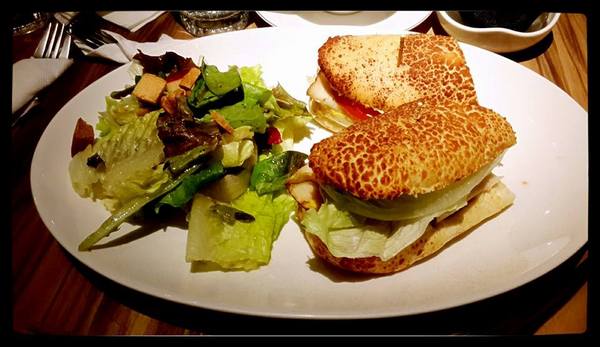 沐樂咖啡:(食記)台北市華山附近臨沂街上沐樂咖啡。咖啡好喝鹹食甜食表現亮眼。