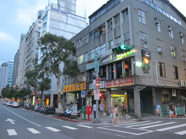 沐樂咖啡:(食記)台北市華山附近臨沂街上沐樂咖啡。咖啡好喝鹹食甜食表現亮眼。