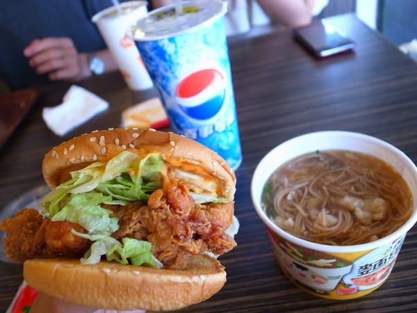 丹丹漢堡(安平店)：＜台南｜中西式套餐＞我愛丹丹漢堡！！！