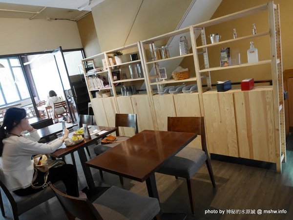 POND BURGER CAFE：【食記】台北Pond Burger Cafe 早午餐.漢堡.輕食@信義國際會議中心&世界貿易中心-捷運MRT台北101/世貿 : 食材新鮮,口味創新,下午茶也能享受美味私房漢堡