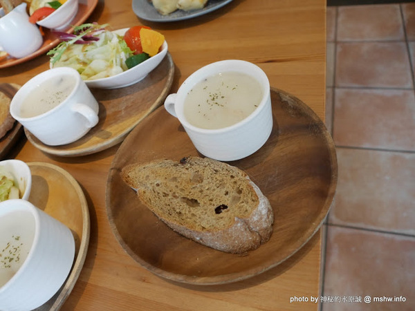 POND BURGER CAFE：【食記】台北Pond Burger Cafe 早午餐.漢堡.輕食@信義國際會議中心&世界貿易中心-捷運MRT台北101/世貿 : 食材新鮮,口味創新,下午茶也能享受美味私房漢堡