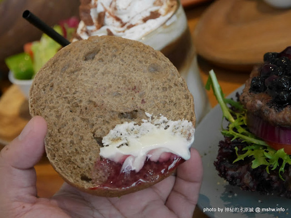 POND BURGER CAFE：【食記】台北Pond Burger Cafe 早午餐.漢堡.輕食@信義國際會議中心&世界貿易中心-捷運MRT台北101/世貿 : 食材新鮮,口味創新,下午茶也能享受美味私房漢堡