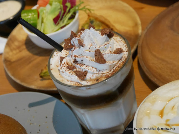 POND BURGER CAFE：【食記】台北Pond Burger Cafe 早午餐.漢堡.輕食@信義國際會議中心&世界貿易中心-捷運MRT台北101/世貿 : 食材新鮮,口味創新,下午茶也能享受美味私房漢堡