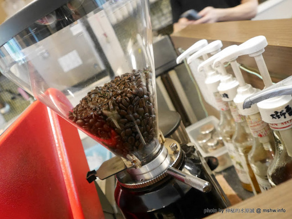 POND BURGER CAFE：【食記】台北Pond Burger Cafe 早午餐.漢堡.輕食@信義國際會議中心&世界貿易中心-捷運MRT台北101/世貿 : 食材新鮮,口味創新,下午茶也能享受美味私房漢堡