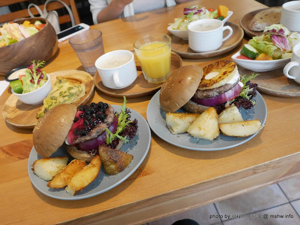 POND BURGER CAFE：【食記】台北Pond Burger Cafe 早午餐.漢堡.輕食@信義國際會議中心&世界貿易中心-捷運MRT台北101/世貿 : 食材新鮮,口味創新,下午茶也能享受美味私房漢堡