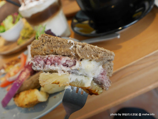 POND BURGER CAFE：【食記】台北Pond Burger Cafe 早午餐.漢堡.輕食@信義國際會議中心&世界貿易中心-捷運MRT台北101/世貿 : 食材新鮮,口味創新,下午茶也能享受美味私房漢堡