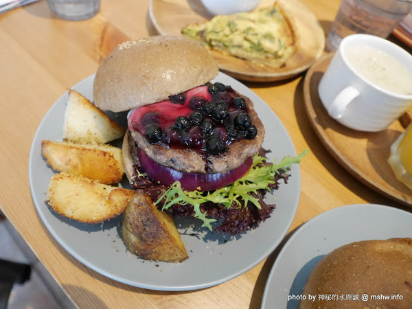POND BURGER CAFE：【食記】台北Pond Burger Cafe 早午餐.漢堡.輕食@信義國際會議中心&世界貿易中心-捷運MRT台北101/世貿 : 食材新鮮,口味創新,下午茶也能享受美味私房漢堡