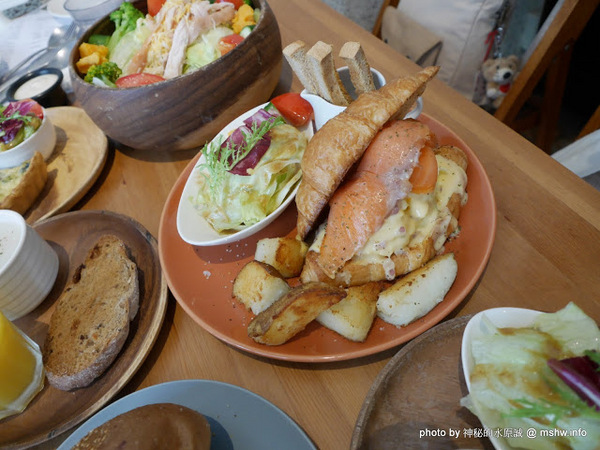 POND BURGER CAFE：【食記】台北Pond Burger Cafe 早午餐.漢堡.輕食@信義國際會議中心&世界貿易中心-捷運MRT台北101/世貿 : 食材新鮮,口味創新,下午茶也能享受美味私房漢堡