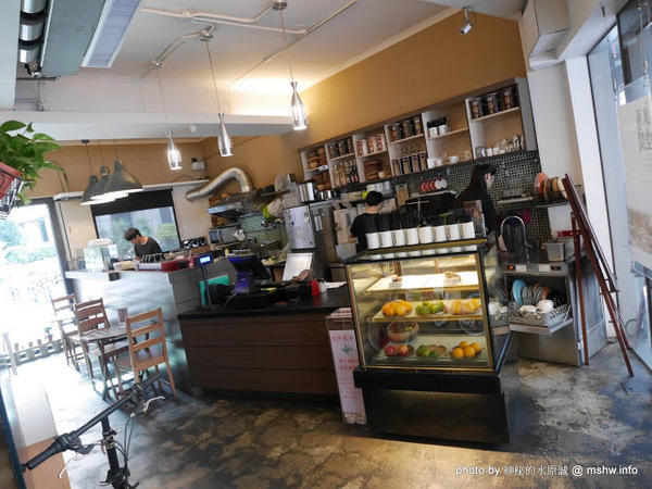 POND BURGER CAFE：【食記】台北Pond Burger Cafe 早午餐.漢堡.輕食@信義國際會議中心&世界貿易中心-捷運MRT台北101/世貿 : 食材新鮮,口味創新,下午茶也能享受美味私房漢堡