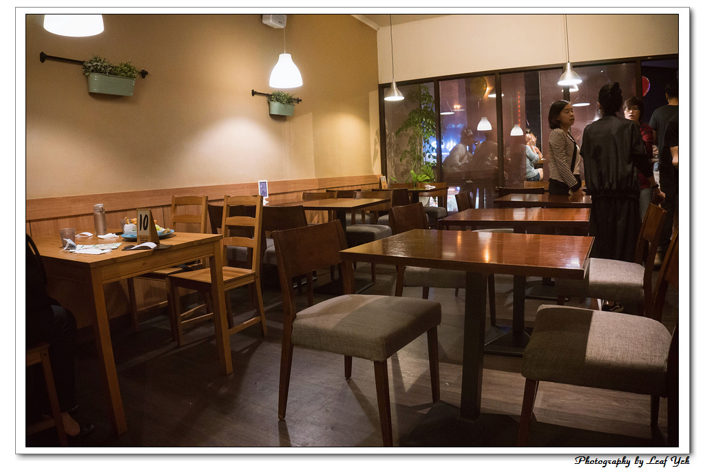 POND BURGER CAFÉ,捷運101站,牛小排漢堡,早午餐,有包廂,咖啡館裡的秘辛(製)漢堡,基隆路咖啡館,信義線美食,信義線咖啡館,輕食,漢堡,木盆沙拉,信義路咖啡館,臨江街咖啡館,通化街咖啡館,吳興街咖啡