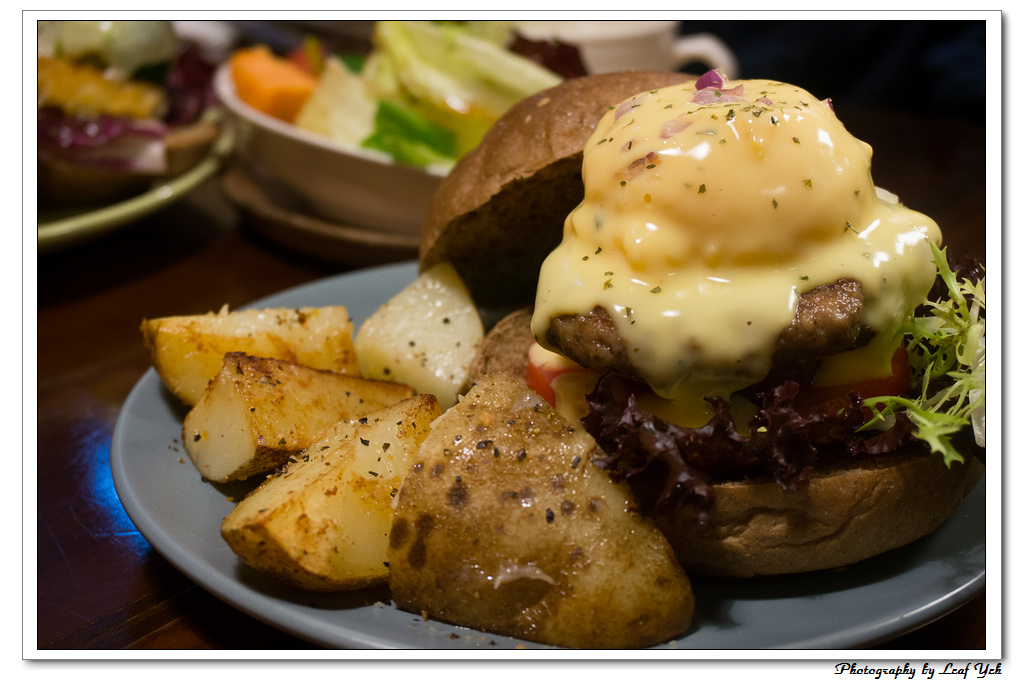 POND BURGER CAFÉ,捷運101站,牛小排漢堡,早午餐,有包廂,咖啡館裡的秘辛(製)漢堡,基隆路咖啡館,信義線美食,信義線咖啡館,輕食,漢堡,木盆沙拉,信義路咖啡館,臨江街咖啡館,通化街咖啡館,吳興街咖啡