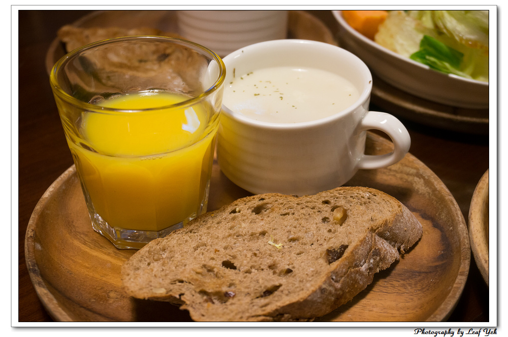 POND BURGER CAFÉ,捷運101站,牛小排漢堡,早午餐,有包廂,咖啡館裡的秘辛(製)漢堡,基隆路咖啡館,信義線美食,信義線咖啡館,輕食,漢堡,木盆沙拉,信義路咖啡館,臨江街咖啡館,通化街咖啡館,吳興街咖啡