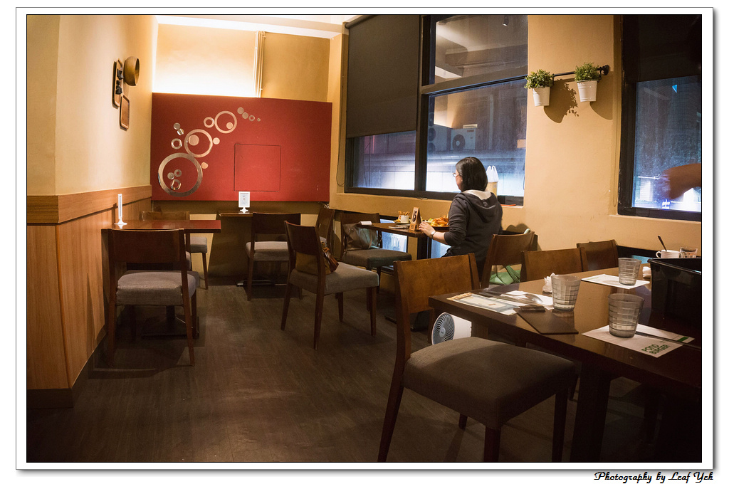 POND BURGER CAFÉ,捷運101站,牛小排漢堡,早午餐,有包廂,咖啡館裡的秘辛(製)漢堡,基隆路咖啡館,信義線美食,信義線咖啡館,輕食,漢堡,木盆沙拉,信義路咖啡館,臨江街咖啡館,通化街咖啡館,吳興街咖啡