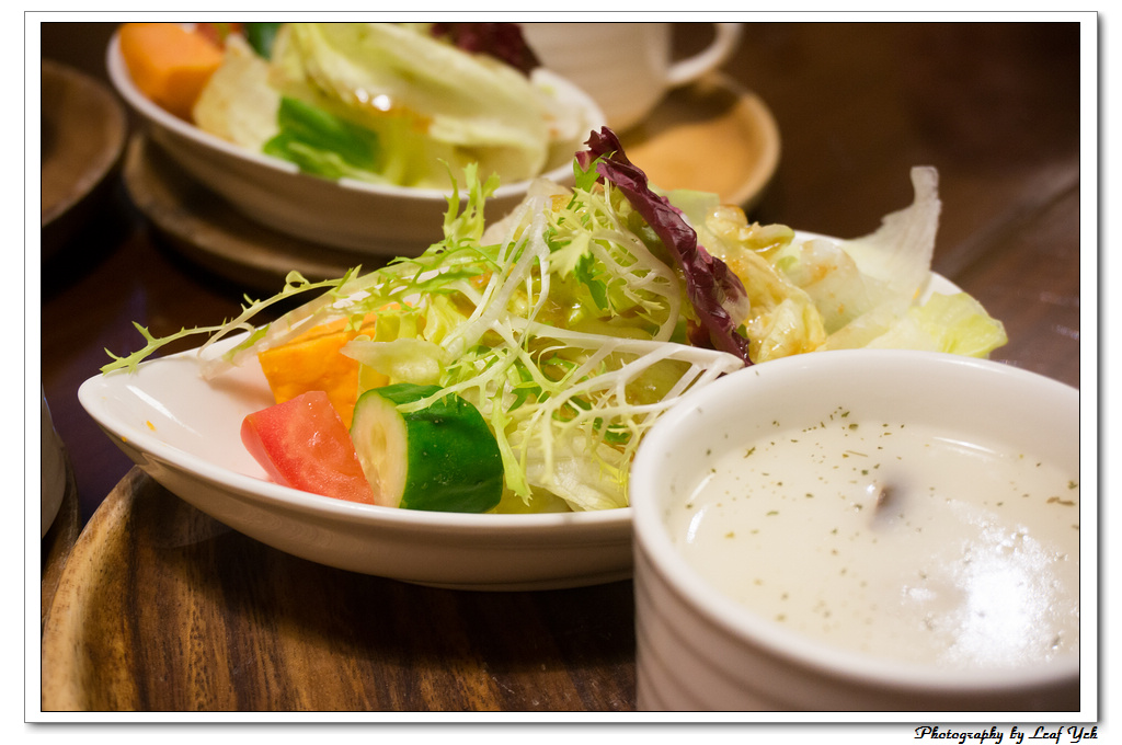 POND BURGER CAFÉ,捷運101站,牛小排漢堡,早午餐,有包廂,咖啡館裡的秘辛(製)漢堡,基隆路咖啡館,信義線美食,信義線咖啡館,輕食,漢堡,木盆沙拉,信義路咖啡館,臨江街咖啡館,通化街咖啡館,吳興街咖啡