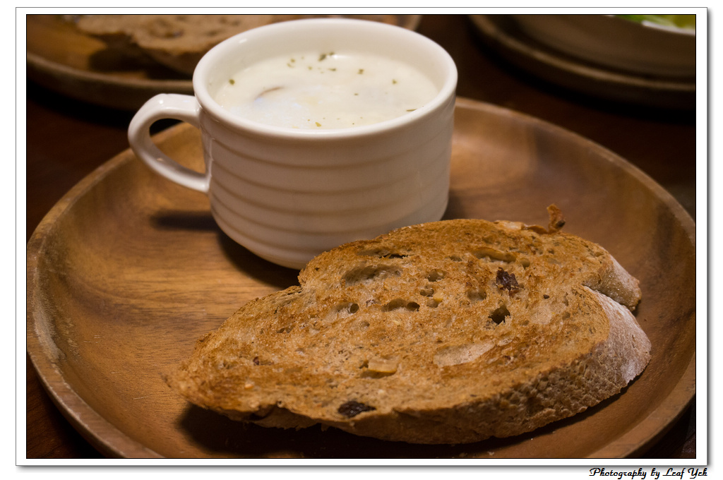 POND BURGER CAFÉ,捷運101站,牛小排漢堡,早午餐,有包廂,咖啡館裡的秘辛(製)漢堡,基隆路咖啡館,信義線美食,信義線咖啡館,輕食,漢堡,木盆沙拉,信義路咖啡館,臨江街咖啡館,通化街咖啡館,吳興街咖啡