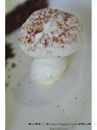 Trattoria Reggiano:【食記】oO。。台北 東區 Trattoria Reggiano Taiwan食品餐廳 大花園 威尼斯花園 小磨菇 小蜜蜂 小飄蟲 提拉米蘇盆栽 超可愛的盆栽花園蛋糕組合,跟著蜜蜂飛舞吧~o○。