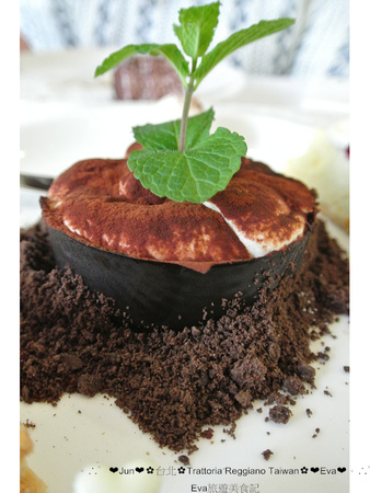 Trattoria Reggiano:【食記】oO。。台北 東區 Trattoria Reggiano Taiwan食品餐廳 大花園 威尼斯花園 小磨菇 小蜜蜂 小飄蟲 提拉米蘇盆栽 超可愛的盆栽花園蛋糕組合,跟著蜜蜂飛舞吧~o○。