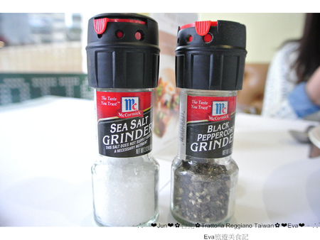 Trattoria Reggiano:【食記】oO。。台北 東區 Trattoria Reggiano Taiwan食品餐廳 大花園 威尼斯花園 小磨菇 小蜜蜂 小飄蟲 提拉米蘇盆栽 超可愛的盆栽花園蛋糕組合,跟著蜜蜂飛舞吧~o○。