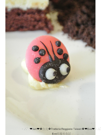 Trattoria Reggiano:【食記】oO。。台北 東區 Trattoria Reggiano Taiwan食品餐廳 大花園 威尼斯花園 小磨菇 小蜜蜂 小飄蟲 提拉米蘇盆栽 超可愛的盆栽花園蛋糕組合,跟著蜜蜂飛舞吧~o○。