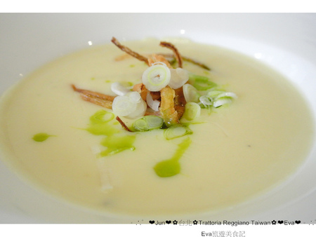 Trattoria Reggiano:【食記】oO。。台北 東區 Trattoria Reggiano Taiwan食品餐廳 大花園 威尼斯花園 小磨菇 小蜜蜂 小飄蟲 提拉米蘇盆栽 超可愛的盆栽花園蛋糕組合,跟著蜜蜂飛舞吧~o○。