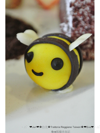 Trattoria Reggiano:【食記】oO。。台北 東區 Trattoria Reggiano Taiwan食品餐廳 大花園 威尼斯花園 小磨菇 小蜜蜂 小飄蟲 提拉米蘇盆栽 超可愛的盆栽花園蛋糕組合,跟著蜜蜂飛舞吧~o○。