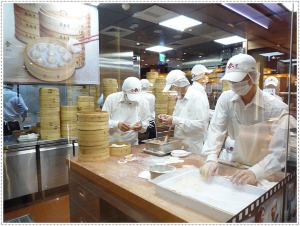 鼎泰豐(板橋店)：【板橋大遠百B1】鼎泰豐－18摺的魅力