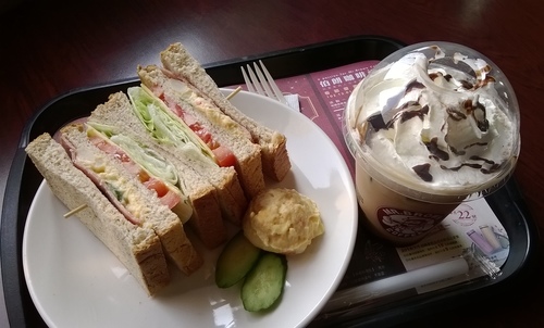 伯朗咖啡館(頭城城堡咖啡館):Enjoy the food, the scenery and the castle,宜蘭深林中的歐式城堡——Mr.Brown頭城城堡店