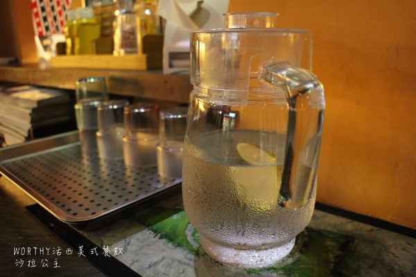 WORTHY活西美式餐飲：板橋大份量學區美食『WORTHY活西美式餐飲』捷運新埔站/漢堡/排餐/飛鑣