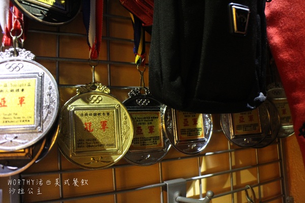 WORTHY活西美式餐飲：板橋大份量學區美食『WORTHY活西美式餐飲』捷運新埔站/漢堡/排餐/飛鑣