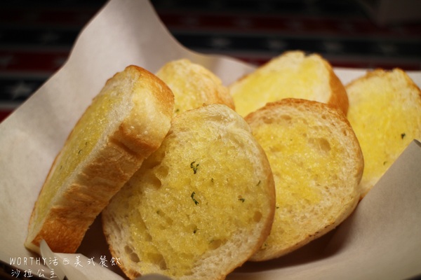 WORTHY活西美式餐飲：板橋大份量學區美食『WORTHY活西美式餐飲』捷運新埔站/漢堡/排餐/飛鑣