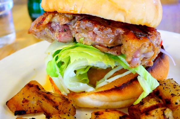 MOI Brunch House：【桃園】Moi the diner-『忘了熱量大口咬漢堡吧!  』